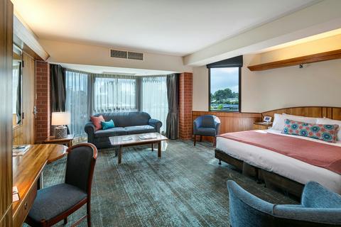 Luxury Spa Suite
