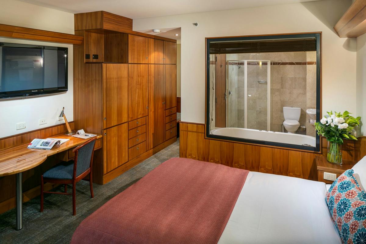 Deluxe Spa Room