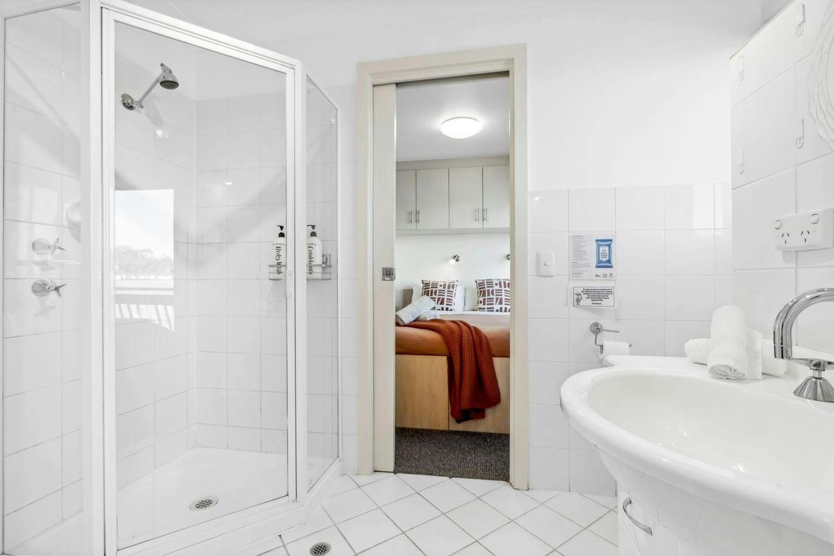 Bathroom between 2 bedrooms