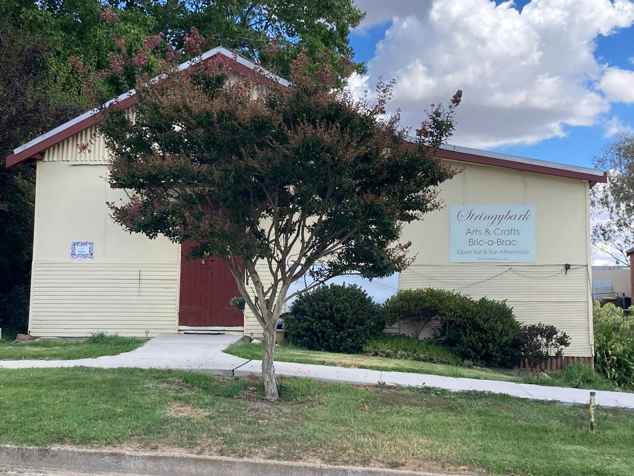 Stringybark Craft shop on Trunkey Street