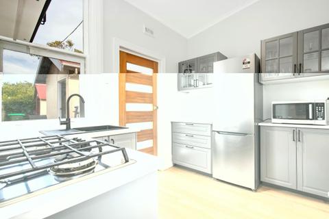 Beachside Cottage Glenelg South | Pets Welcome