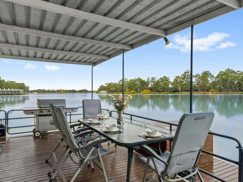 Boats and Bedzzz - "The Murray Dream" moored houseboat accommodation