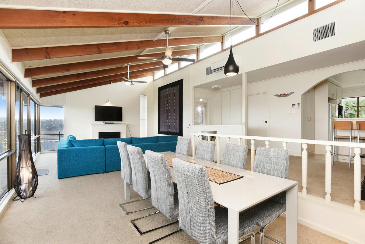 Dining setting for 8 adults
