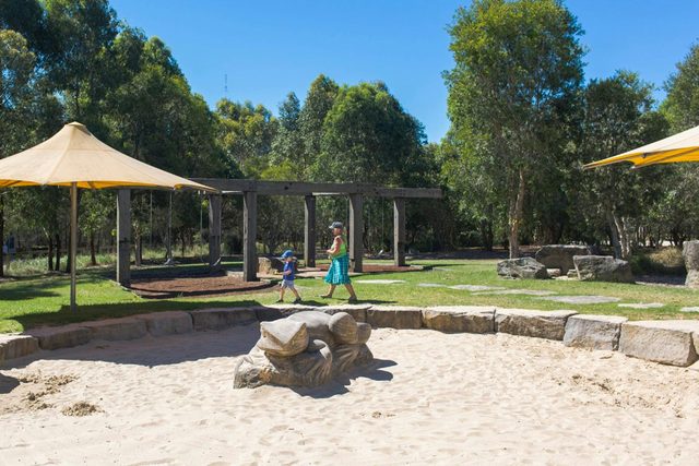 Stone sculptures of the lizard and frog, Wentworth Common playground