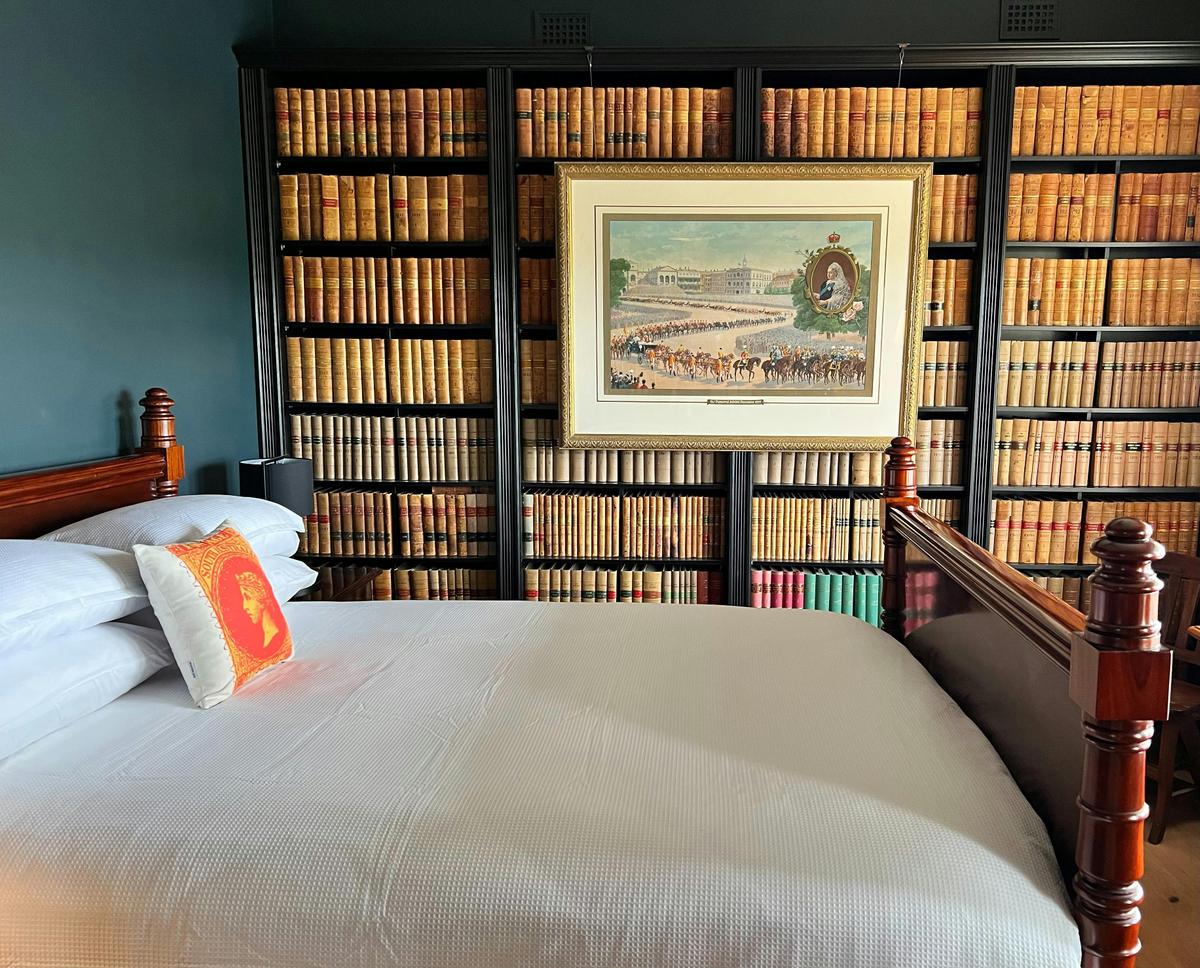 Adelaide Hills House Queen's Study Bedroom with views over the Piccadilly Valley
