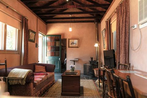 Buxton Manor/ Adelaide Heritage Cottages - Paprika Spa Cottage