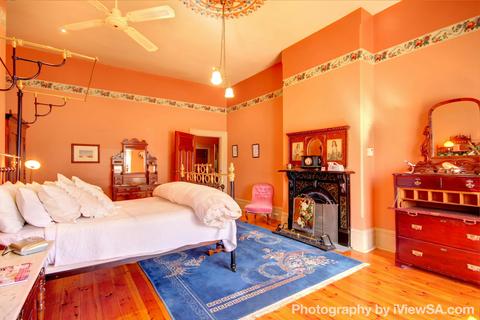 Buxton Manor - George Lowe Esquire Apartment