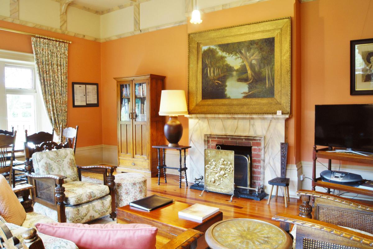 Spacious dining & lounge
