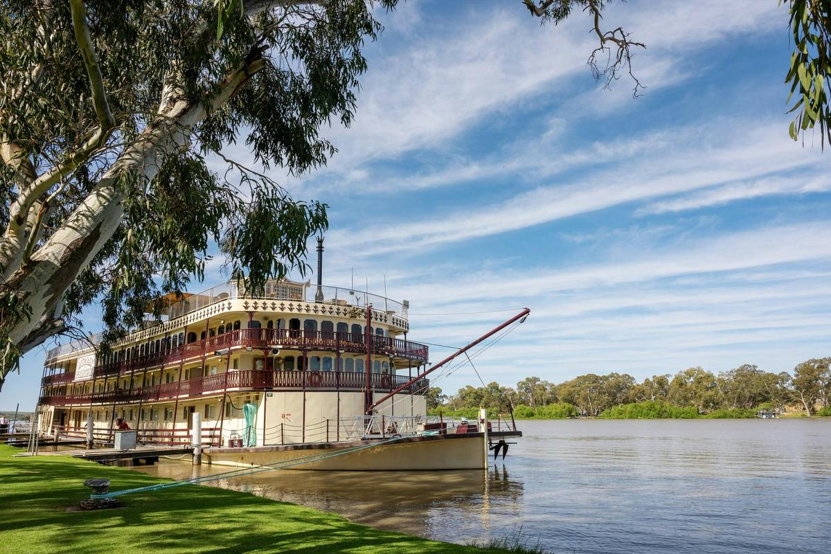 Lunch on the Murray Princess