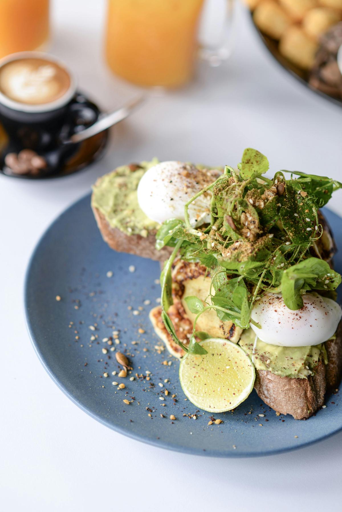SMASHED AVO & HALLOUMI