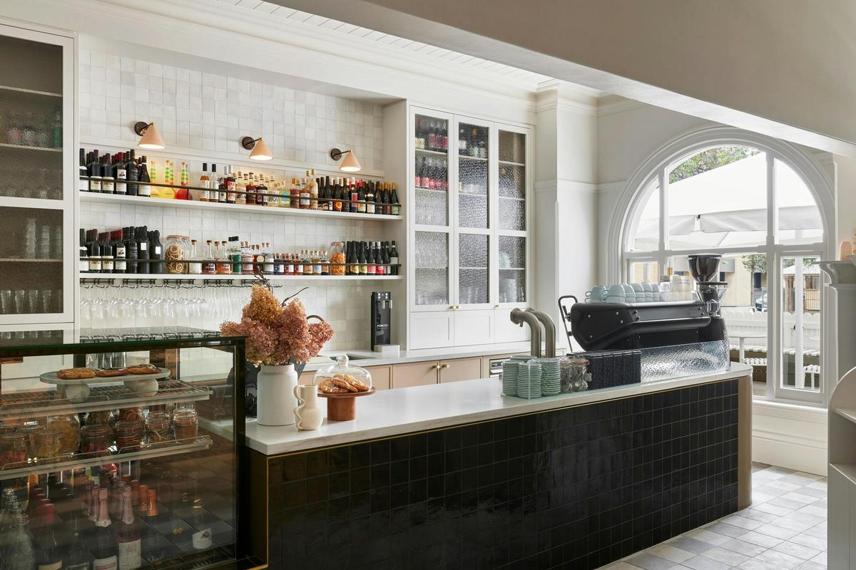 Cottage Kitchen Bar