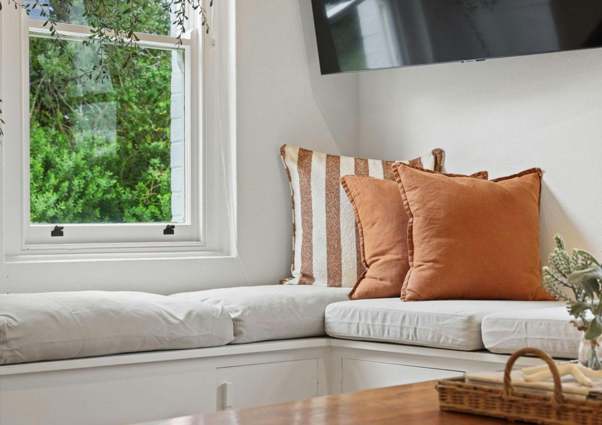 Cozy Lounge Room