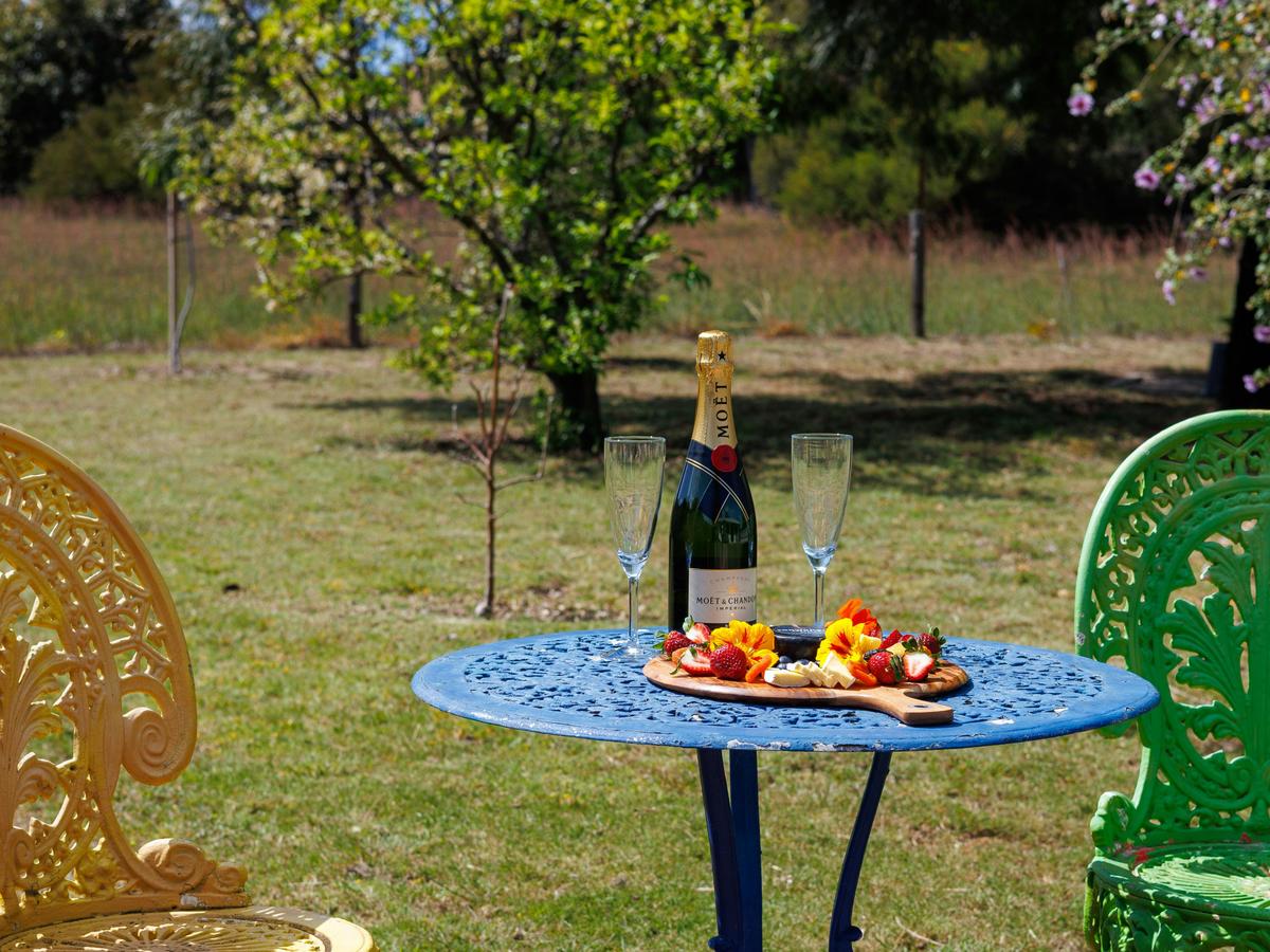 Relax Wine Dine outdoors Caversham - Pet Friendly Coastal Getaway Normanville
