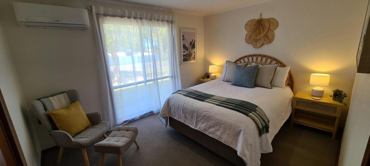 Comfy Master Bed in Caversham - Pet Friendly Coastal Village Getaway Normanville