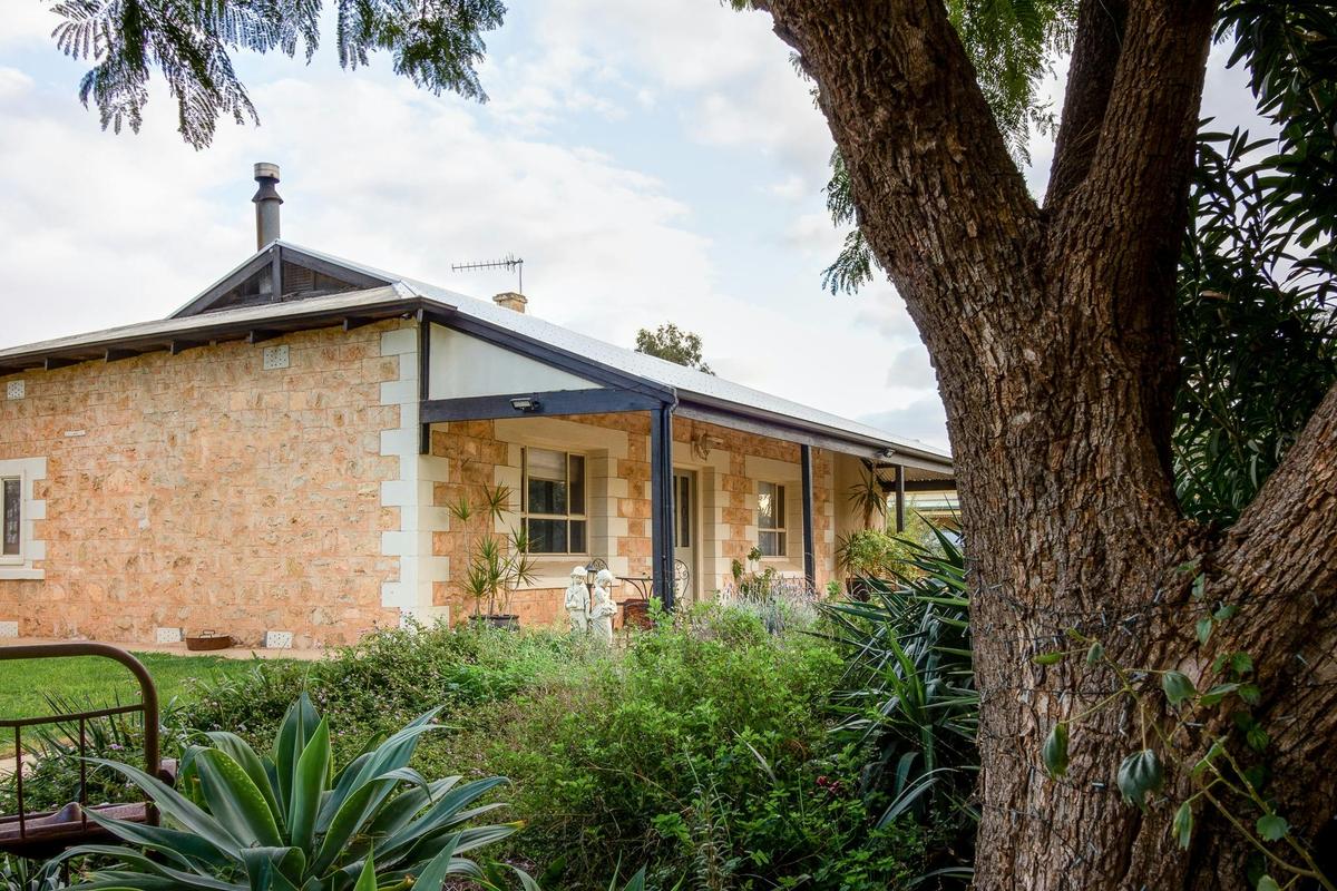 Crossfield Cottage B&B, Self contained country cottage with all the charm, history & dash of luxury