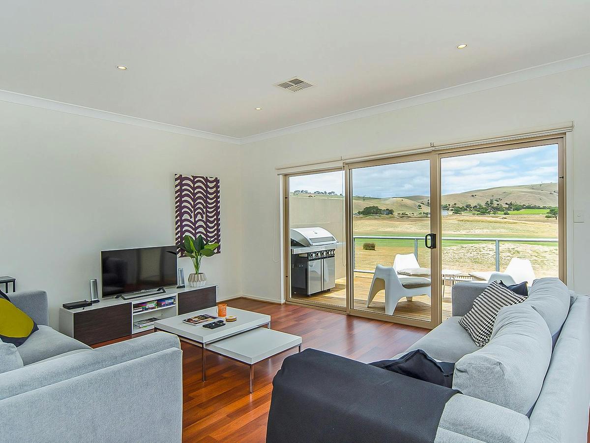 Contemporary Golf Course Frontage 3 Bedroom Home