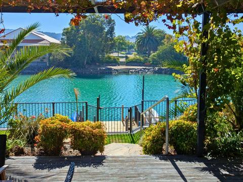 Contemporary Lakeside Stunner – 3 Bedrooms & Jetty