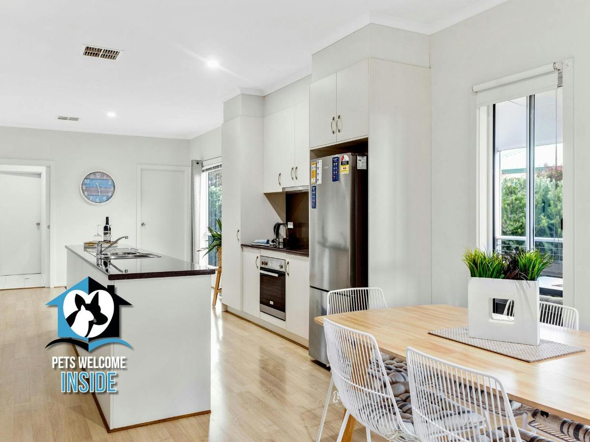 Contemporary 3 Bed 2 Bath Home with Ocean View & Wi-Fi