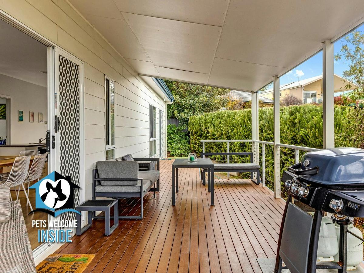 Contemporary 3 Bed 2 Bath Home with Ocean View & Wi-Fi