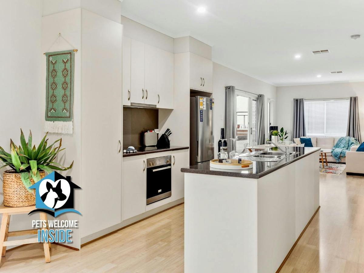 Contemporary 3 Bed 2 Bath Home with Ocean View & Wi-Fi