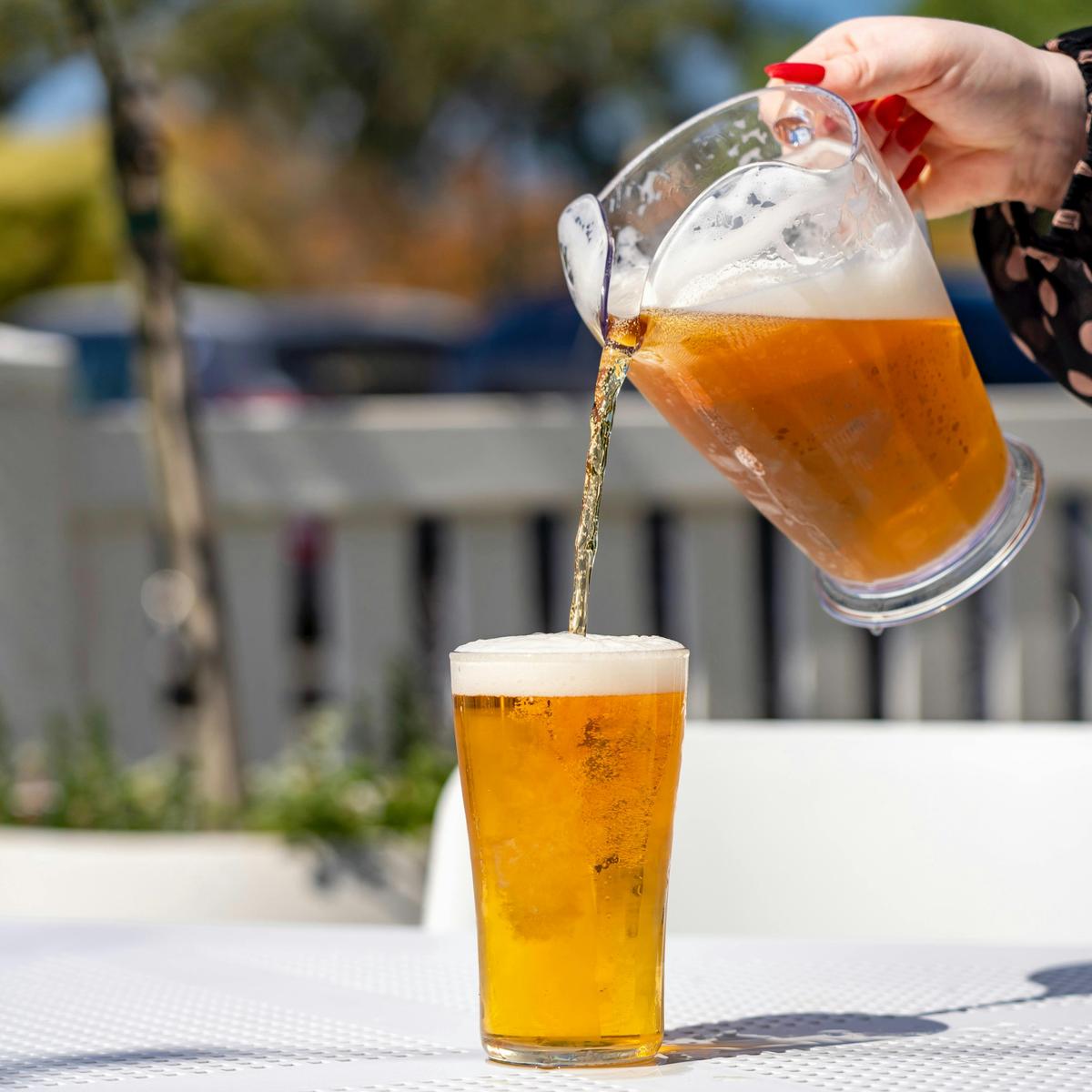 Cremorne Hotel beverage pour