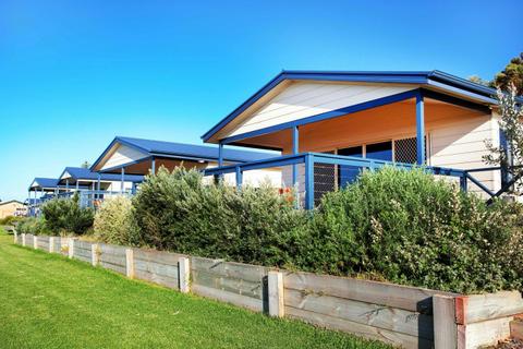 Deluxe 2 Bedroom Cabin - Sleeps 6