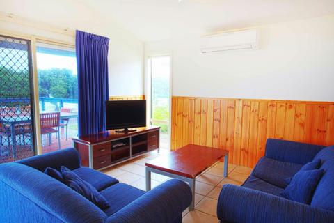 Deluxe 2 Bedroom Cabin - Sleeps 6