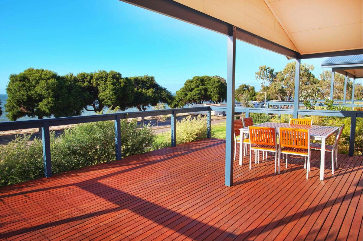 Deluxe 2 Bedroom Cabin - Sleeps 6