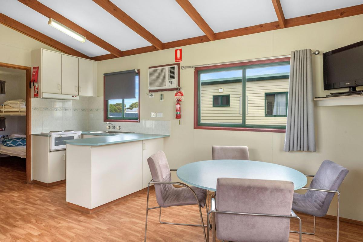 Superior Two Bedroom Pet Friendly Cabin - Sleeps 6