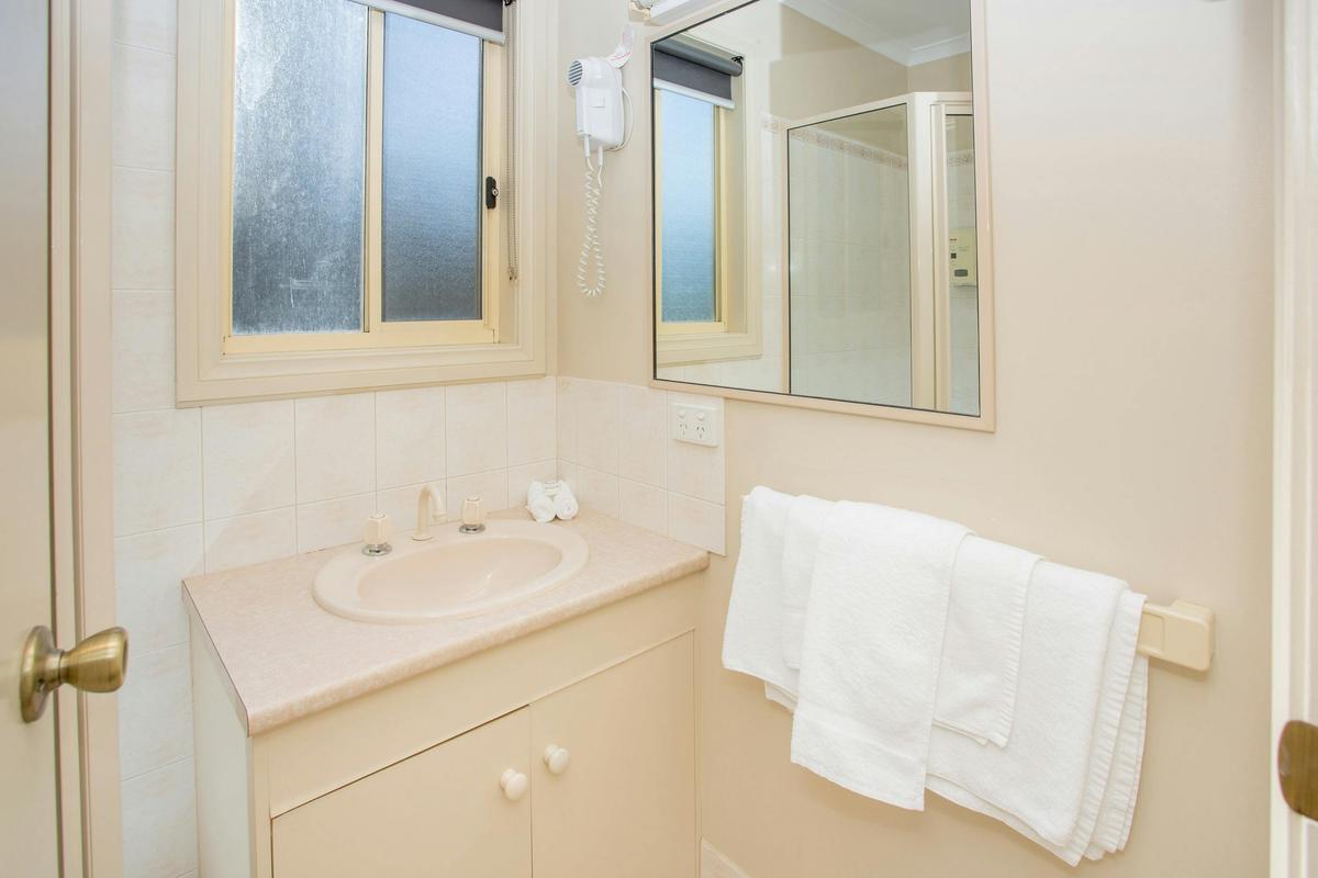Superior 3 Bedroom Cabin - Sleeps 8