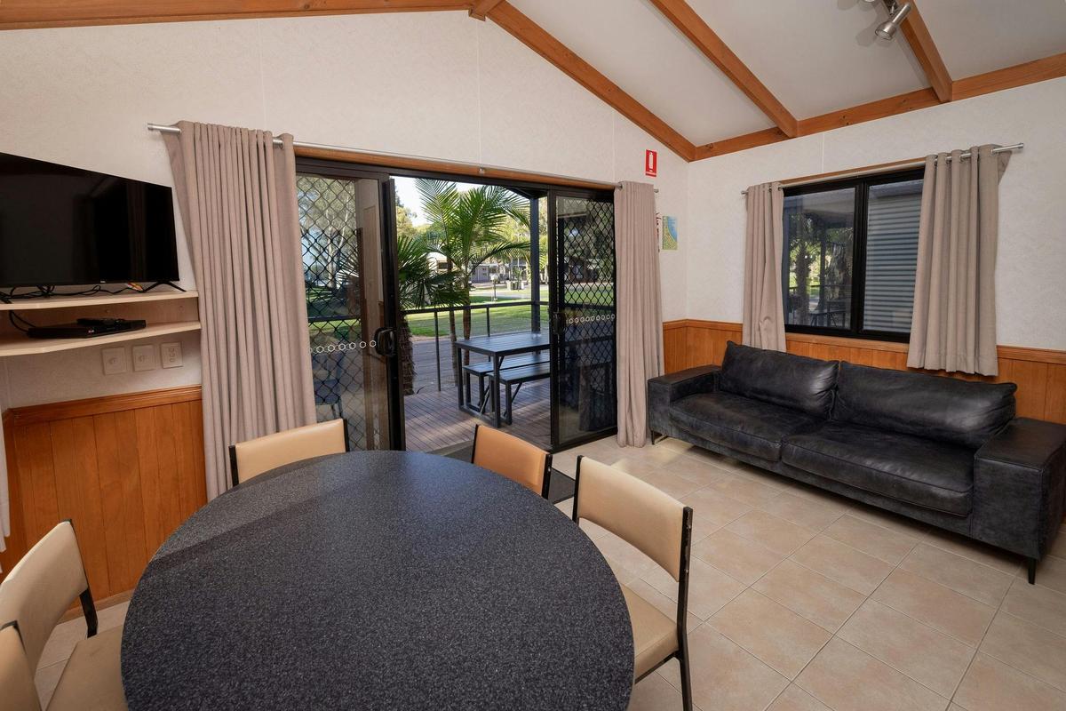 Superior 2 Bedroom Cabin - Sleeps 6