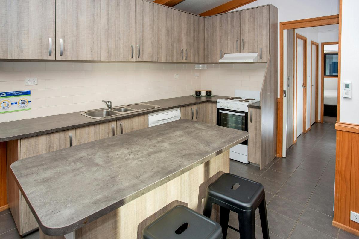 Deluxe 3 Bedroom Riverfront Cabin