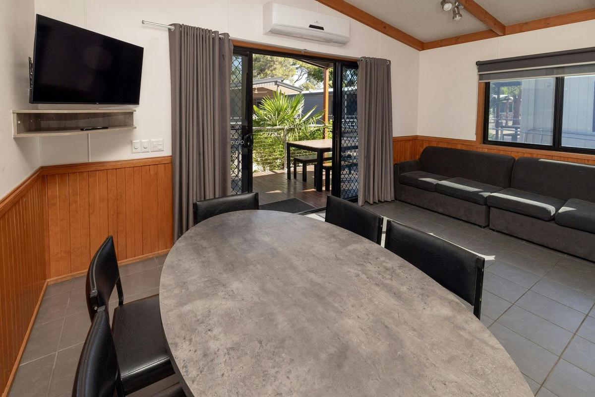 Deluxe 3 Bedroom Riverfront Cabin