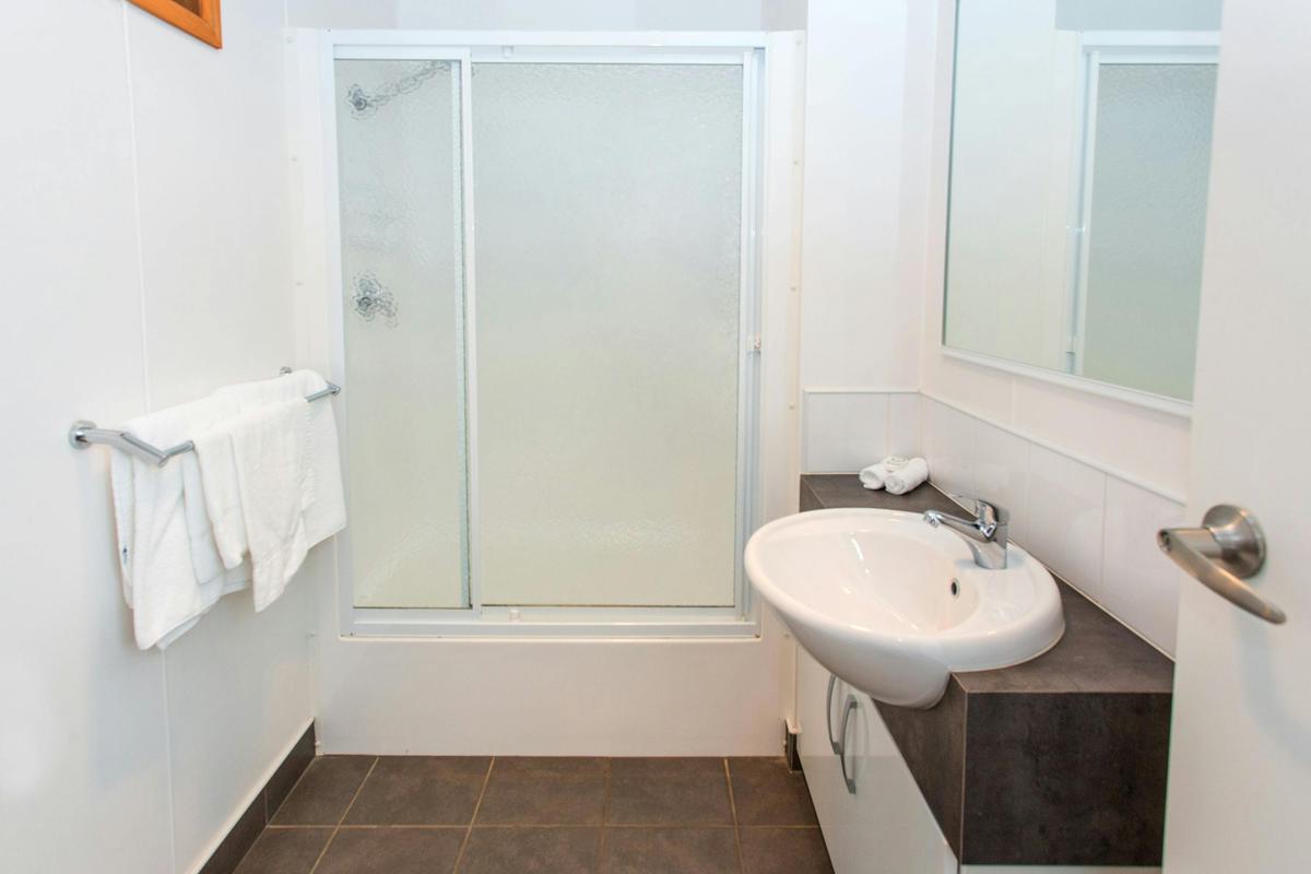 Deluxe 3 Bedroom Riverfront Cabin