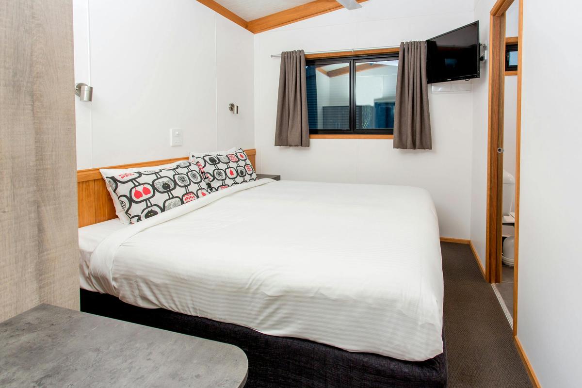 Deluxe 3 Bedroom Riverfront Cabin