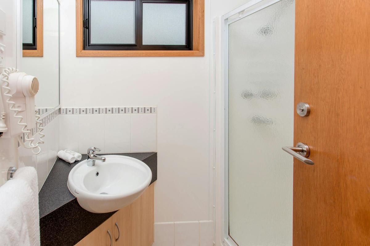 Superior 2 Bedroom Cabin - Sleeps 6