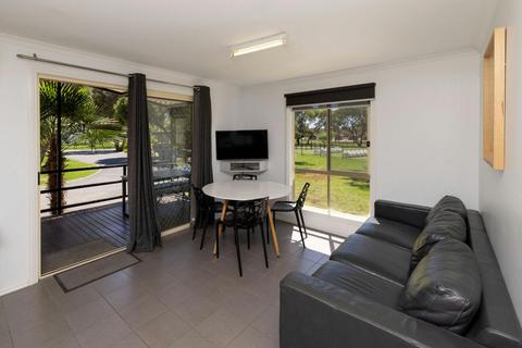 Superior 3 Bedroom Cabin - Sleeps 8