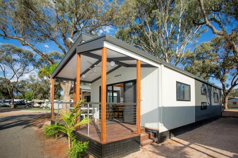 Deluxe 3 Bedroom Riverfront Cabin