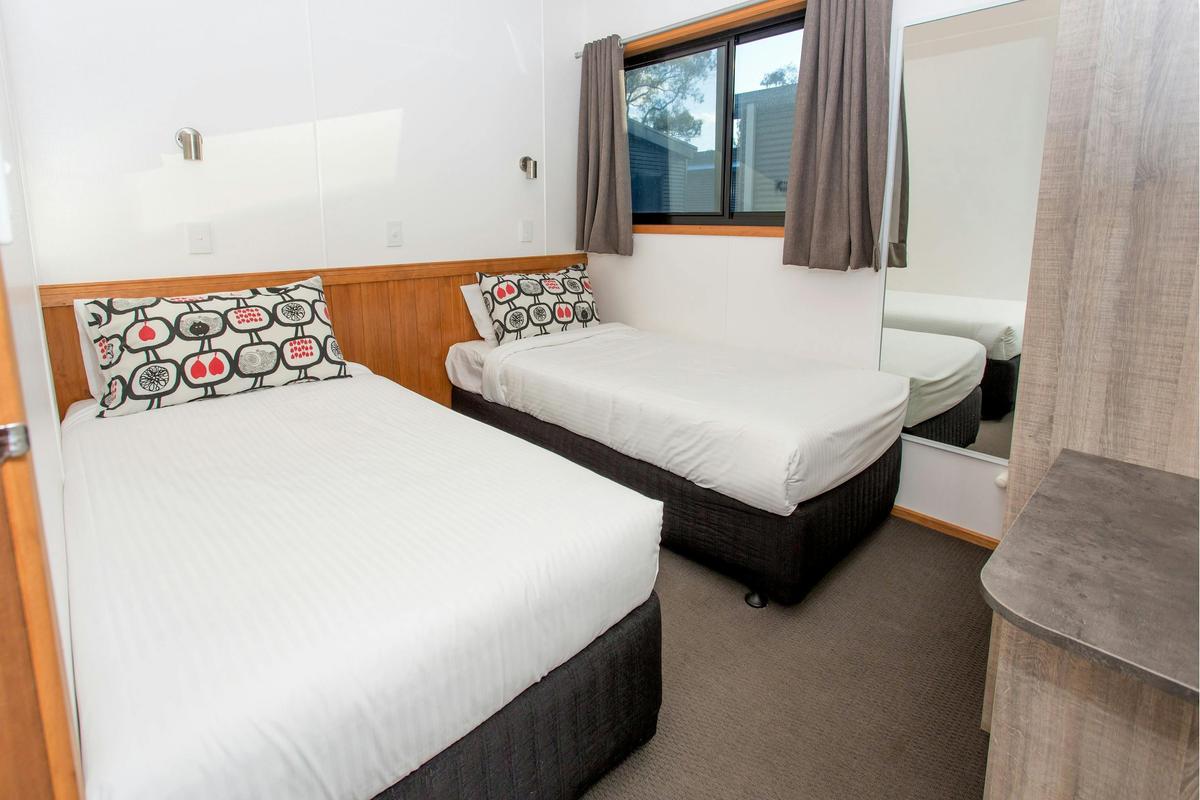 Deluxe 3 Bedroom Riverfront Cabin