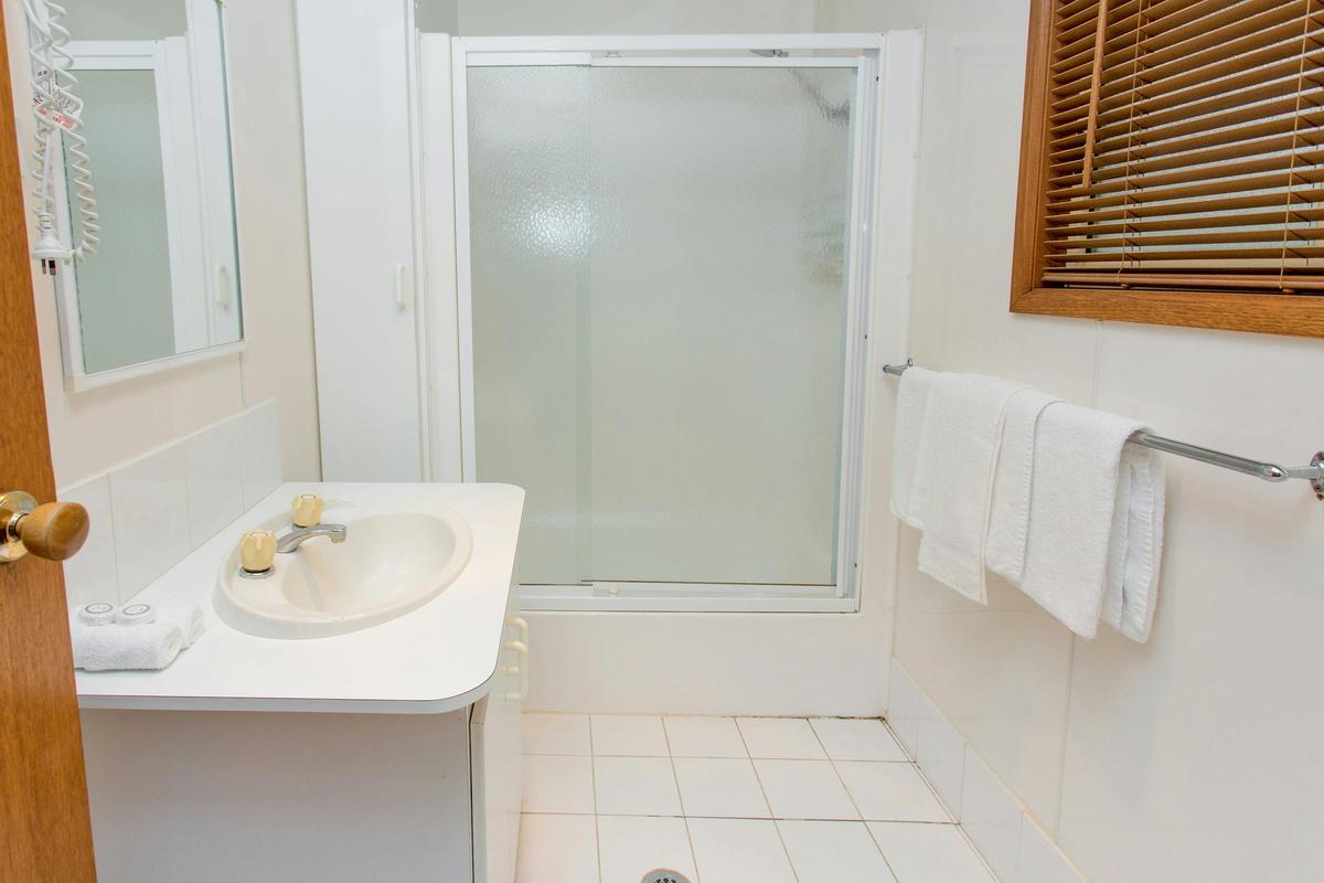 Standard 2 Bedroom Cabin - Sleeps 5