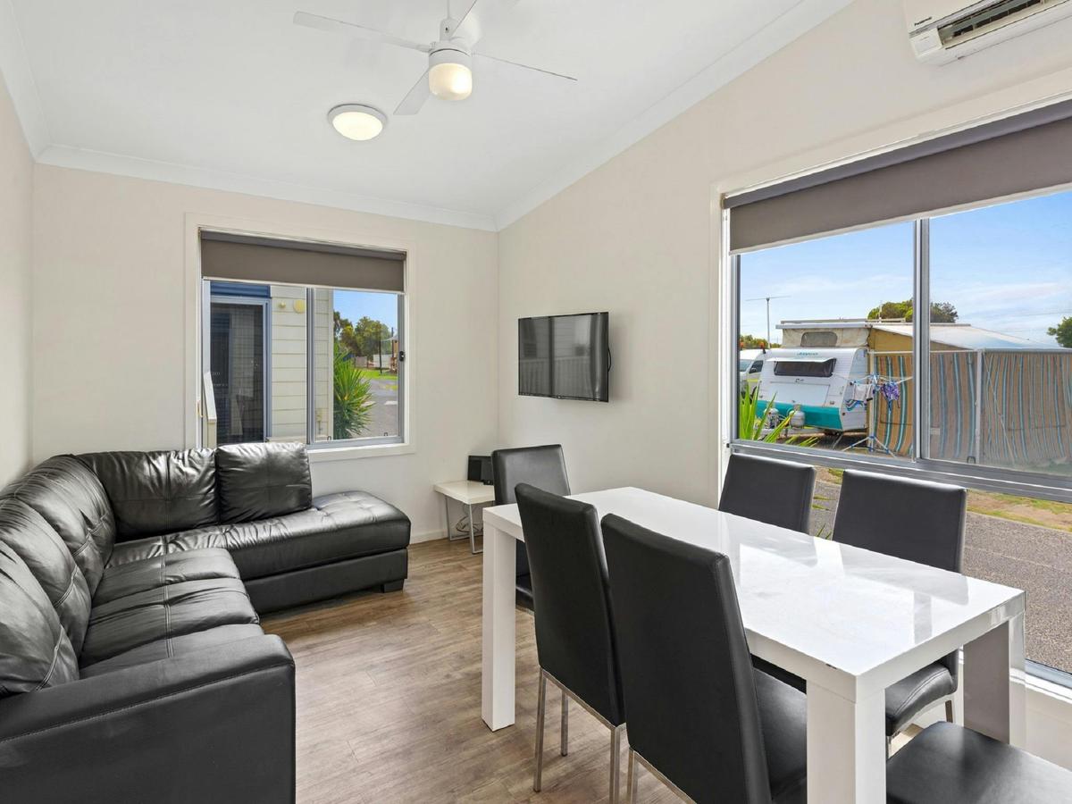 Deluxe Two Bedroom Cabin - Sleeps 4