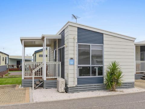 Deluxe Two Bedroom Cabin - Sleeps 4