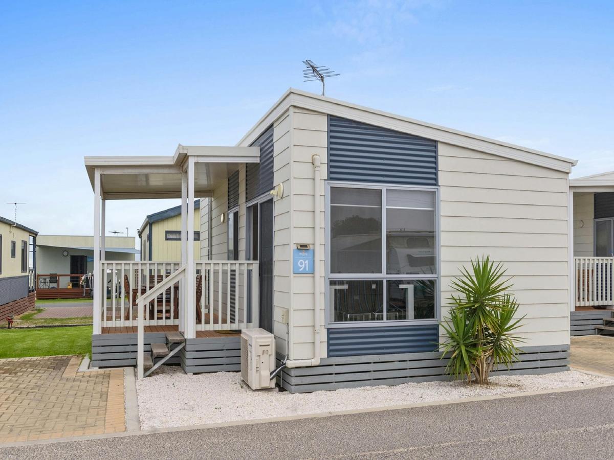 Deluxe Two Bedroom Cabin - Sleeps 4