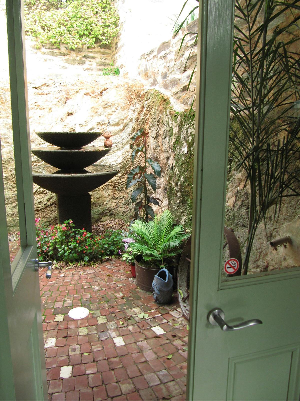 Historic Courtyard, Emprades vintage + design