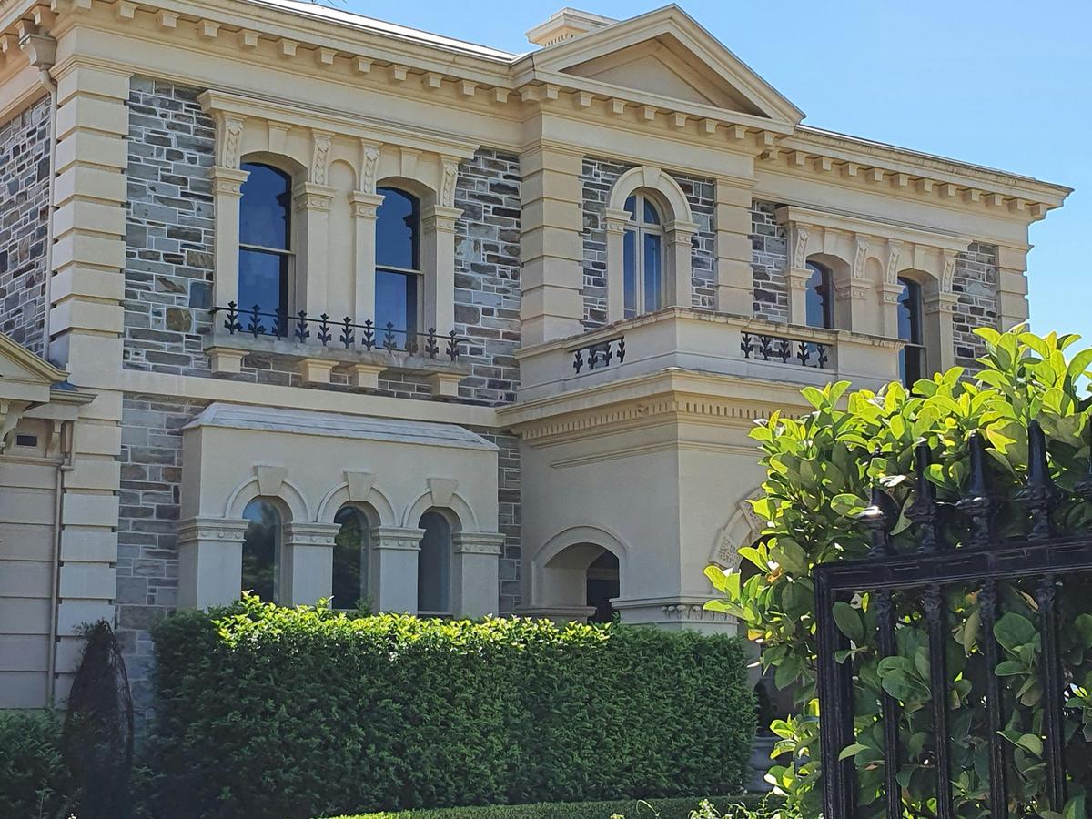 North Adelaide: Hills, Squares and Parklands Tour