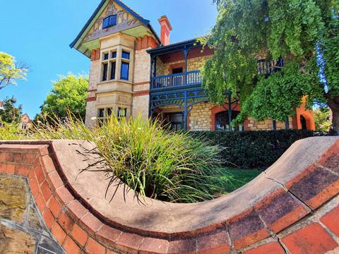 North Adelaide: Hills, Squares and Parklands Tour