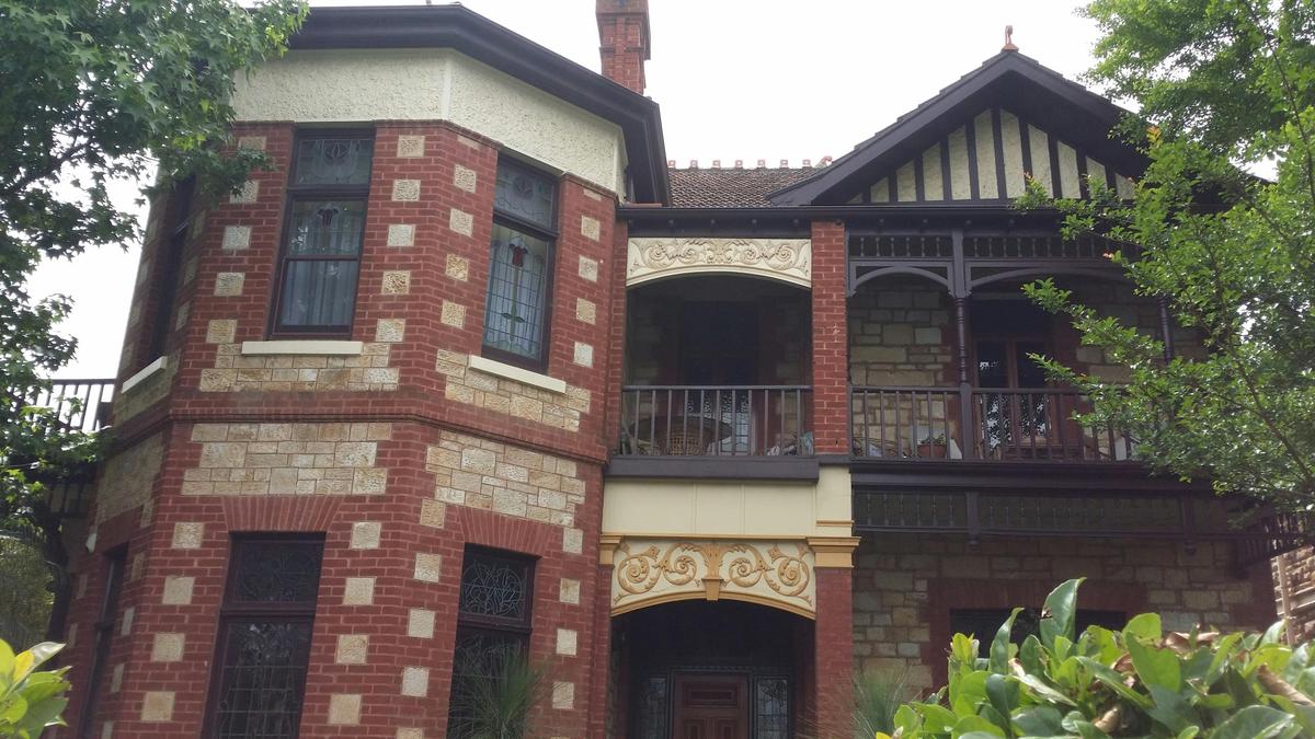North Adelaide: Mansions & History Walking Tour