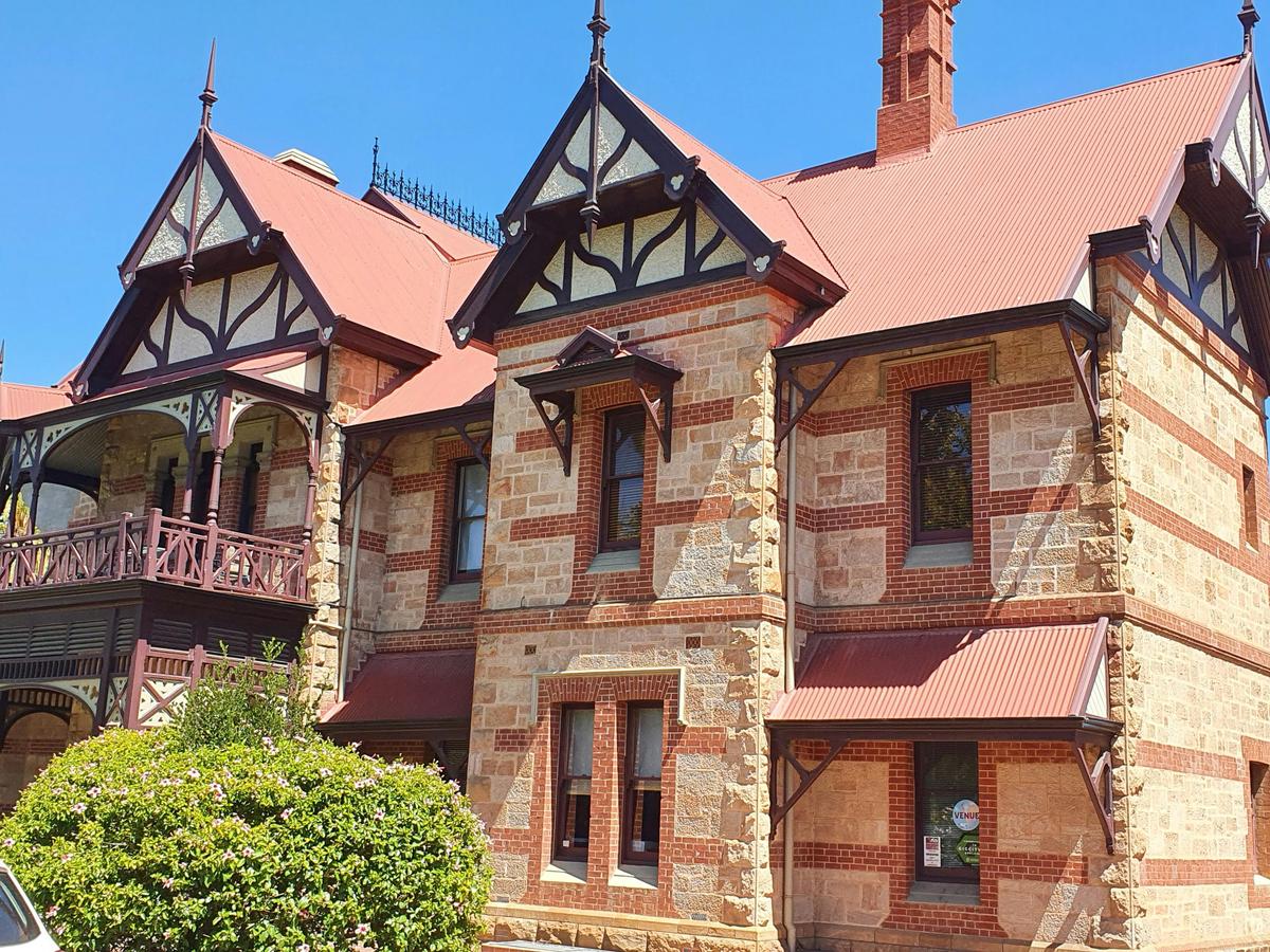 North Adelaide: Hills, Squares and Parklands Tour
