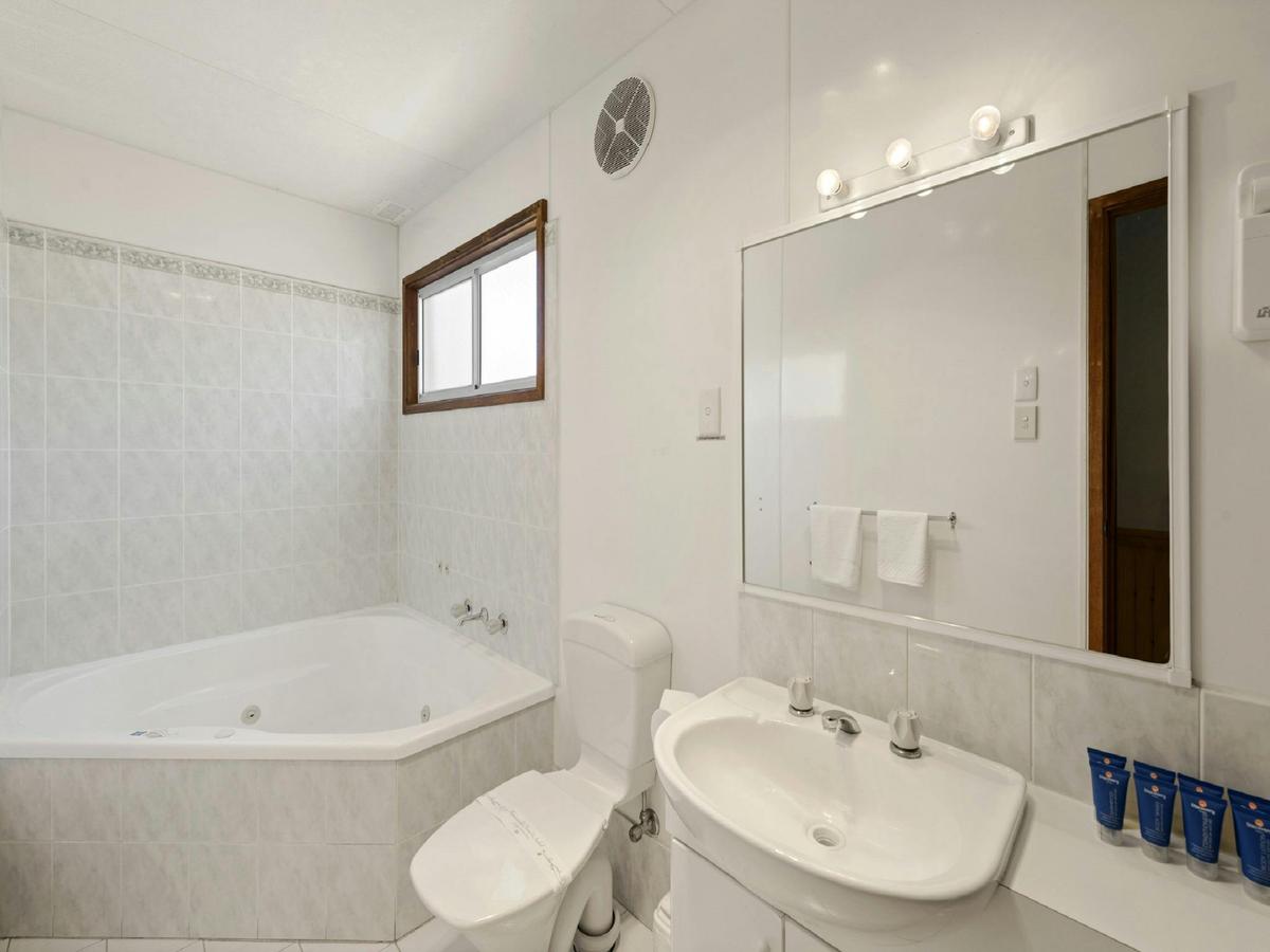Standard Spa Cabin - Sleeps Six