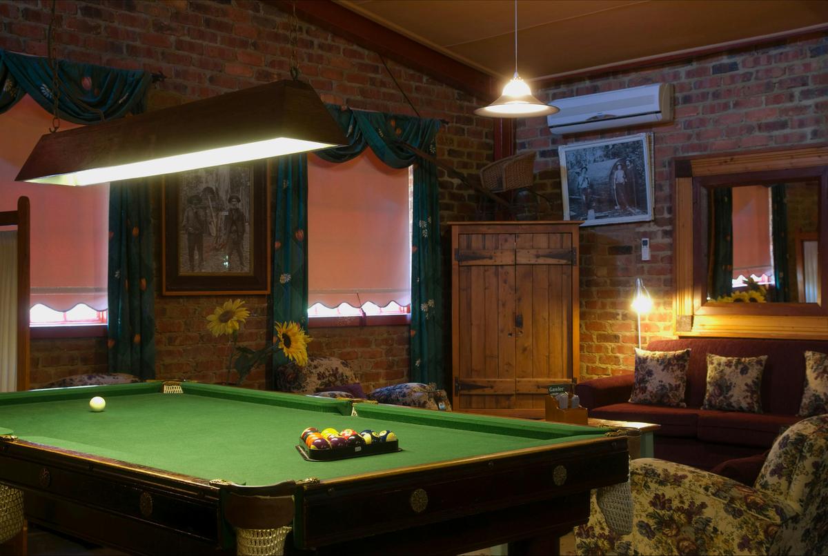 Thomson suite pool table